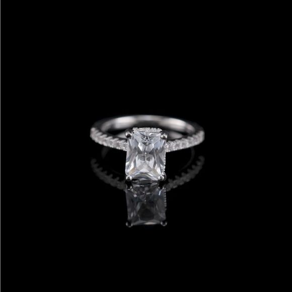 Beautiful White Sapphire Ring - Picture 4 of 7